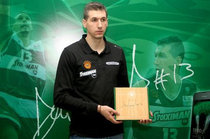 Ο Διαμαντίδης παρουσίασε το επετειακό κινητό του