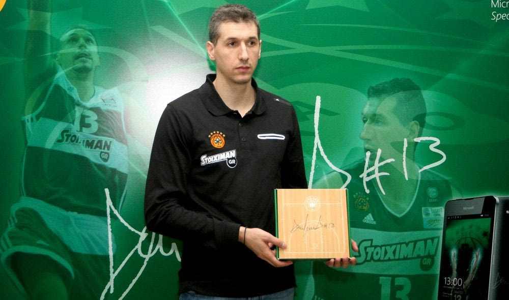 Ο Διαμαντίδης παρουσίασε το επετειακό κινητό του