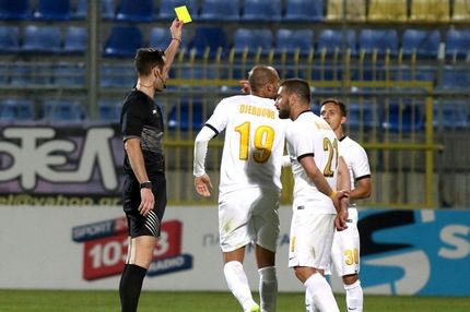 Δύο κάρτες μέσα σε 16 λεπτά ο Τζεμπούρ!