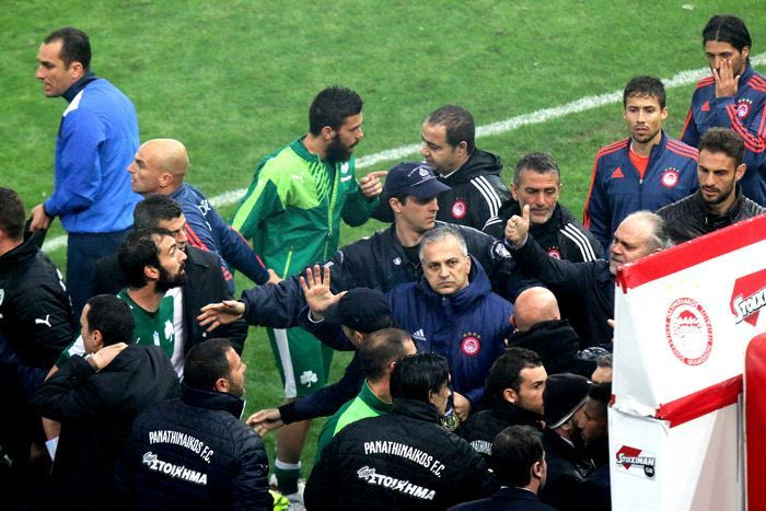Καρέ – καρέ η ένταση στη φυσούνα μετά το γκολ του Ολυμπιακού