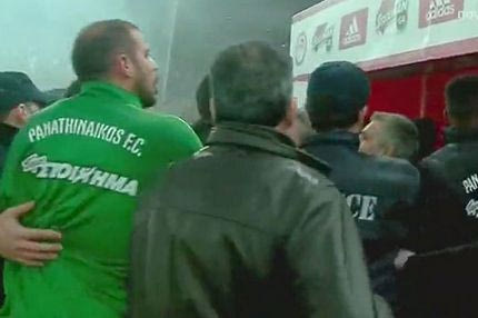 ΧΑΜΟΣ: Επεισόδια στη φυσούνα μετά το γκολ του Ολυμπιακού