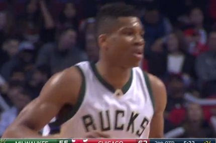 Εντυπωσιακό κάρφωμα του Αντετοκούνμπο