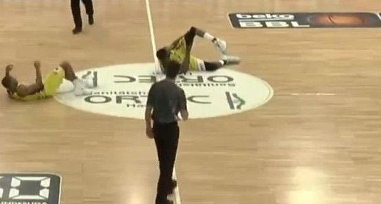 ΑΝΑΤΡΙΧΙΛΑ: Έσπασε το πόδι του και κρεμόταν!