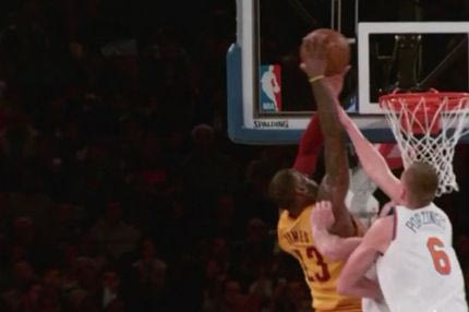 VIDEO: Ο Λεμπρόν καρφώνει στα… μούτρα δύο αντιπάλων!