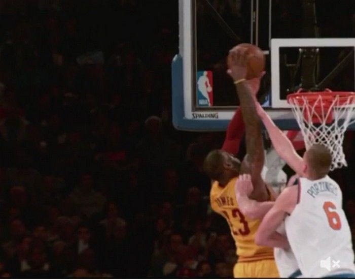 VIDEO: Ο Λεμπρόν καρφώνει στα… μούτρα δύο αντιπάλων!