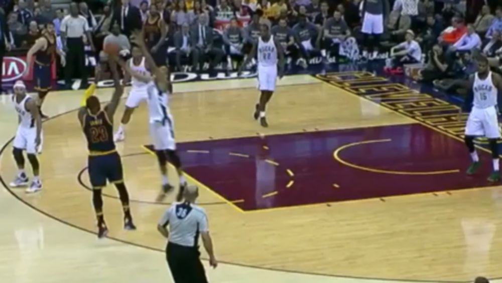 Η μεγαλοπρεπής τάπα του Αντετοκούμπο στον LeBron