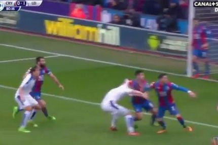 VIDEO: Του έβγαλε την μπλούζα με το μαρκάρισμα