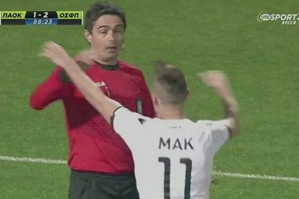 Το τράβηγμα του Μακ στον διαιτητή