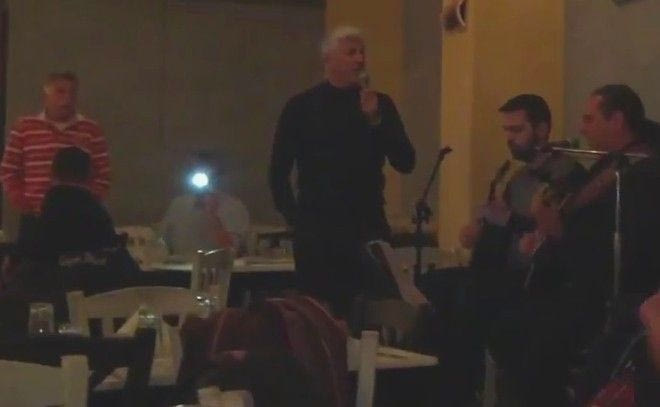 Ο Μανωλάς πήρε το μικρόφωνο και τραγούδησε τον ύμνο (VIDEO)