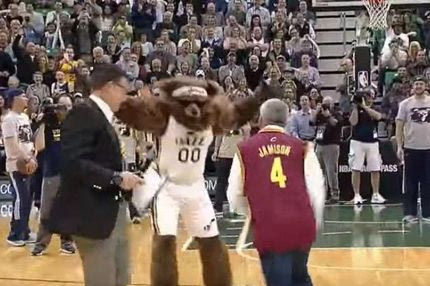 Μασκότ κάνει σε οπαδό τη χειρότερη πλάκα της ζωής του!