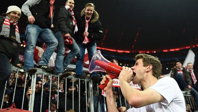 Ο Μίλερ οργανώνει την εξέδρα με… ντουντούκα