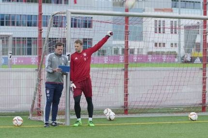 Ο Νόιερ αποκρούει και χωρίς να κοιτάει!