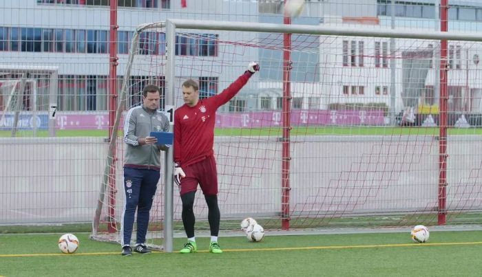 Ο Νόιερ αποκρούει και χωρίς να κοιτάει!