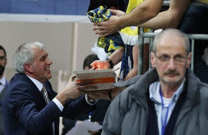 Τούρτα γενεθλίων και πανό για Ομπράντοβιτς