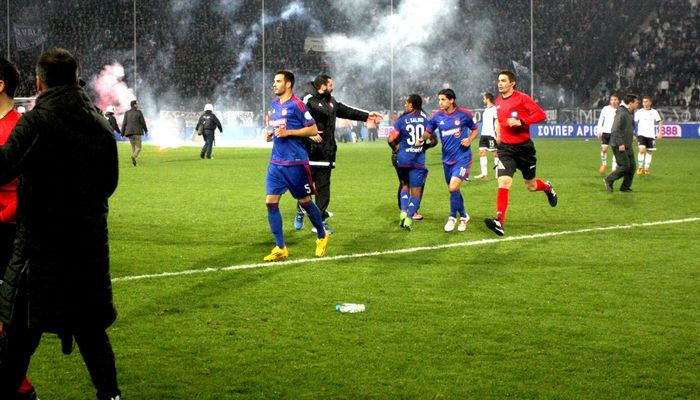 Ντου οπαδών και ξύλο με τα ΜΑΤ!