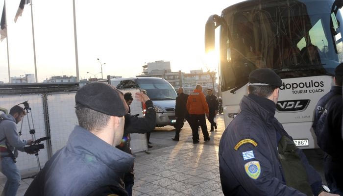 Ένταση και δακρυγόνα έξω από την Τούμπα