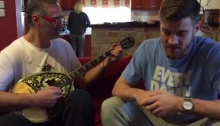 Ο Αργύρης Παπαπέτρου παίζει μπουζούκι και ο υιός τραγουδά Παντελίδη