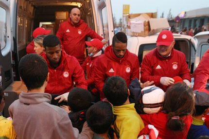 Ερνάνι και Σεμπά μοίρασαν τρόφιμα στους πρόσφυγες