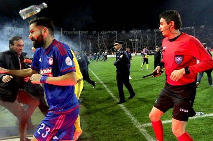 Πέταξαν γυάλινα μπουκάλια στους παίκτες του Ολυμπιακού