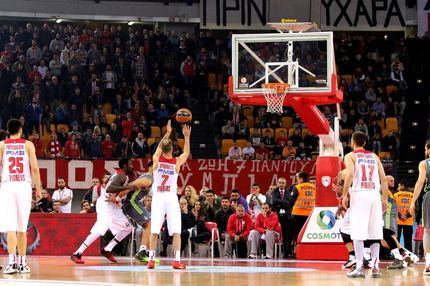 Ο Σπανούλης βάζει… φωτιά στο ΣΕΦ: Το τρίποντο από τις εξέδρες