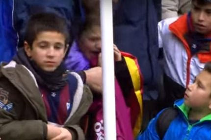 Πιτσιρικάς πήρε τη φανέλα του Σουάρες και έβαλε τα κλάματα