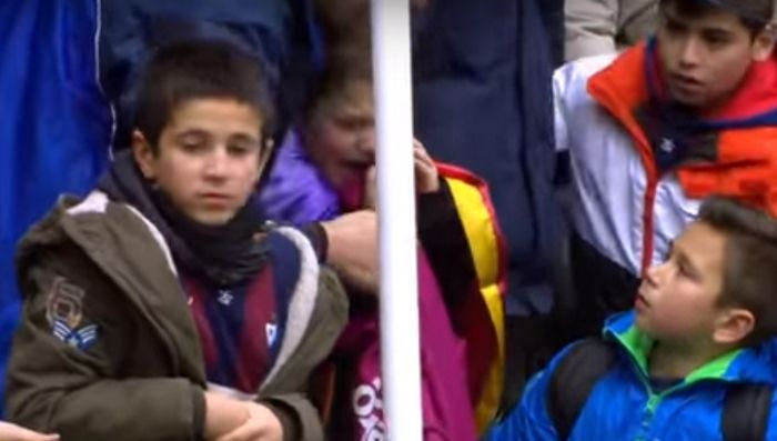 Πιτσιρικάς πήρε τη φανέλα του Σουάρες και έβαλε τα κλάματα