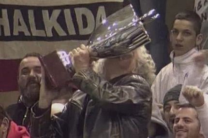 Σήκωσε την κούπα… ο Τσουκαλάς!