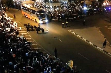 Απίστευτη αποθέωση για την αποστολή της Βαλένθια (VIDEO)
