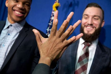 Αντετοκούνμπο και Ομπάμα μέτρησαν τις παλάμες τους