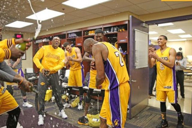 “Έλουσαν” με σαμπάνιες τον Κόμπε