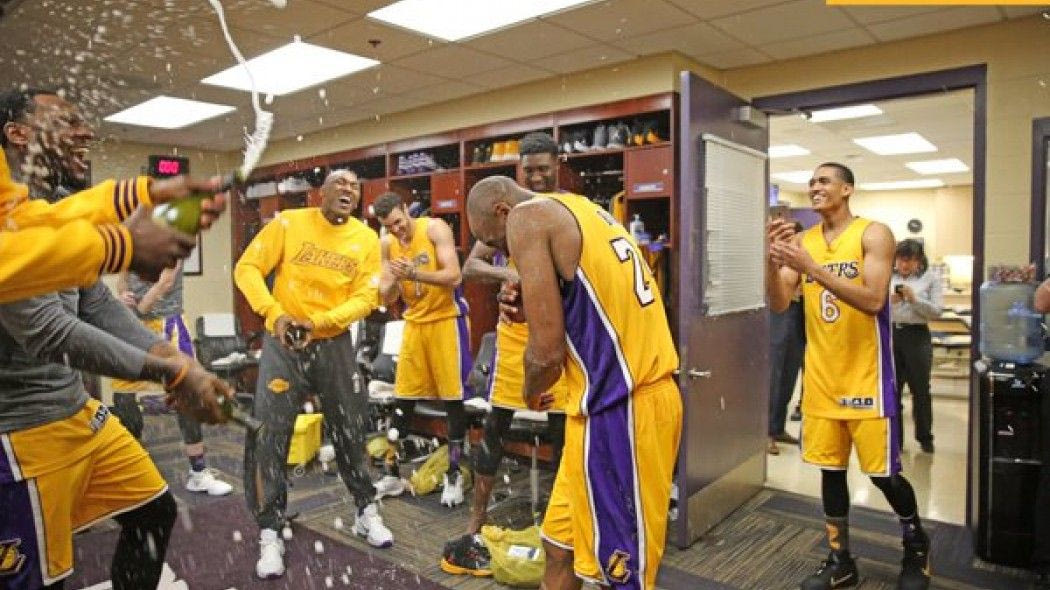 “Έλουσαν” με σαμπάνιες τον Κόμπε