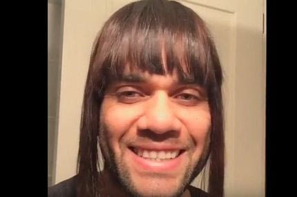 Ο Άλβες με… γυναικεία περούκα μιλάει για τον αποκλεισμό της Μπαρτσελόνα