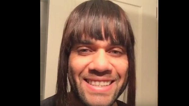 Ο Άλβες με… γυναικεία περούκα μιλάει για τον αποκλεισμό της Μπαρτσελόνα