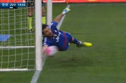 H εκπληκτική διπλή απόκρουση του Μπουφόν