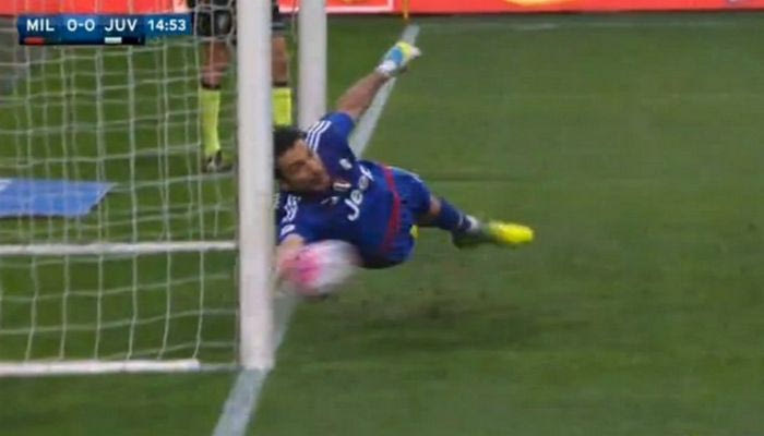 H εκπληκτική διπλή απόκρουση του Μπουφόν