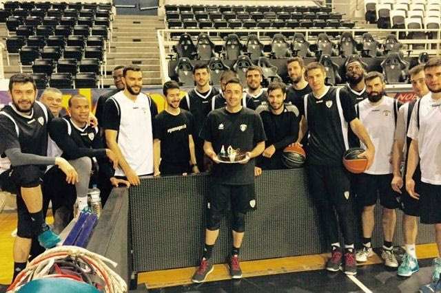 Τα 40 και η τούρτα έκπληξη στον Χαραλαμπίδη