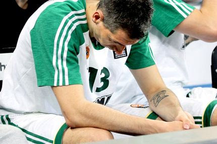 Γυμνά χέρια στο ποτάμι