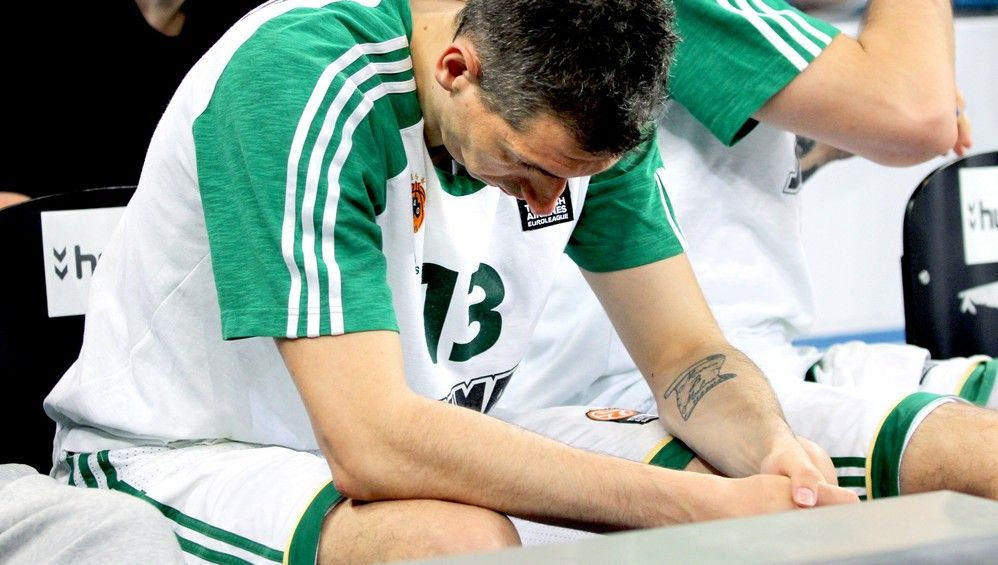 Γυμνά χέρια στο ποτάμι