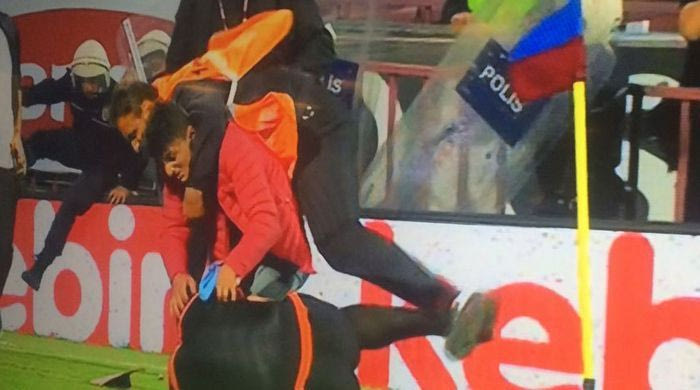 Φοβερή επίθεση οπαδού σε διαιτητή!