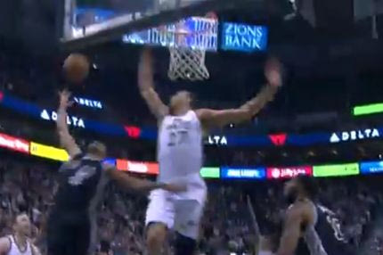 Τρελάθηκε το γήπεδο στην τάπα του Γκομπέρ