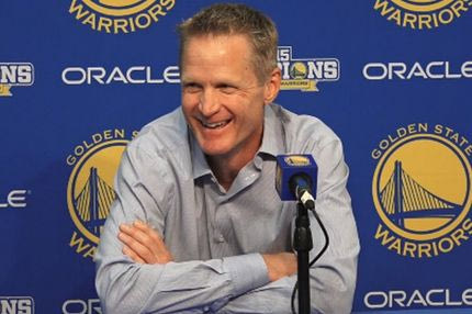 Ο Κερ κάνει πλάκα με τους δημοσιογράφους