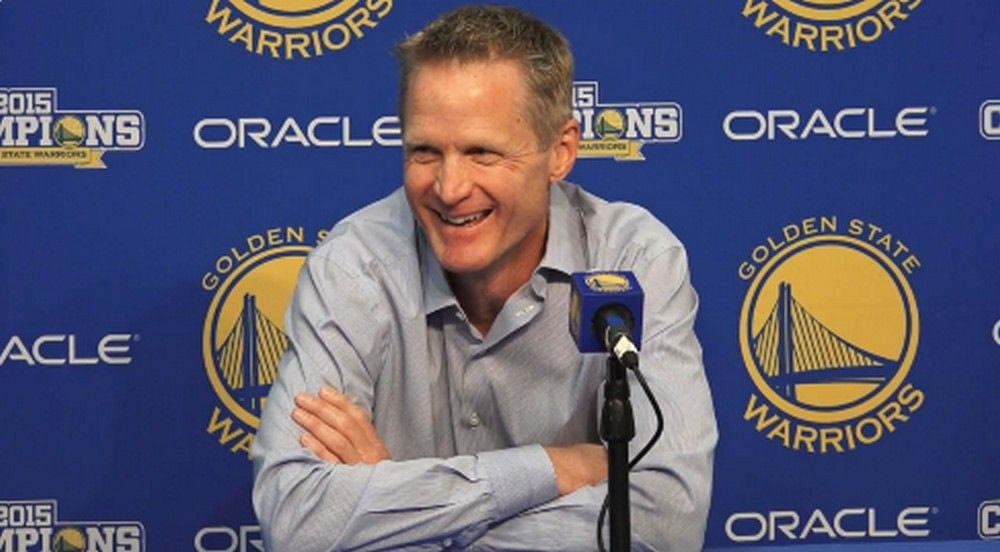 Ο Κερ κάνει πλάκα με τους δημοσιογράφους