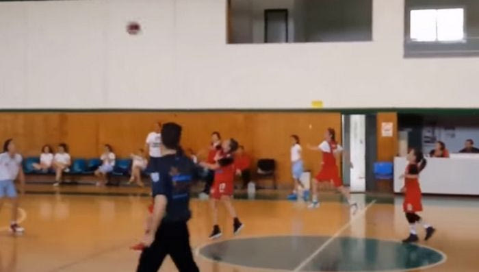 Θηλυκός Κάρι: Το έβαλε από το κέντρο σε αγώνα παιδικού πρωταθλήματος!