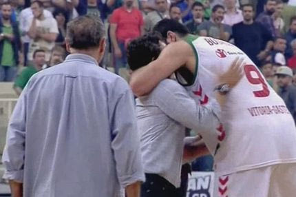 Η αγκαλιά και το χειροκρότημα του Γιαννακόπουλου στον Μπουρούση