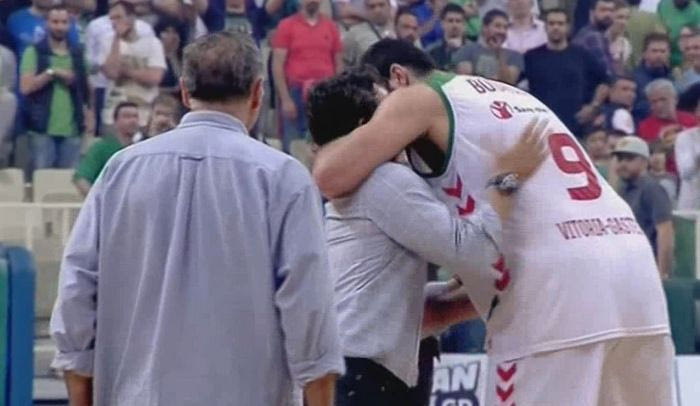 Η αγκαλιά και το χειροκρότημα του Γιαννακόπουλου στον Μπουρούση