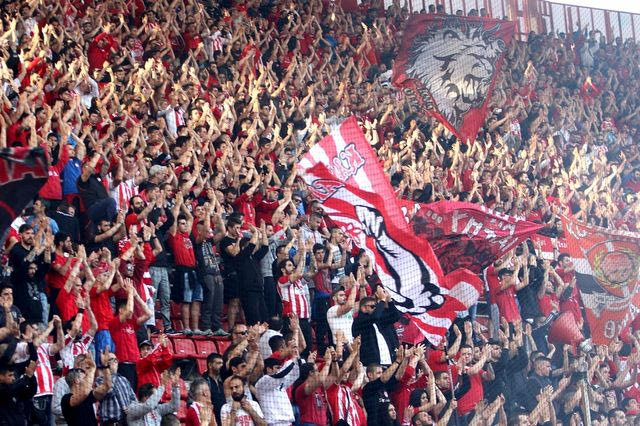 “Ερυθρόλευκος” πανικός στο γήπεδο της Μπαρτσελόνα!