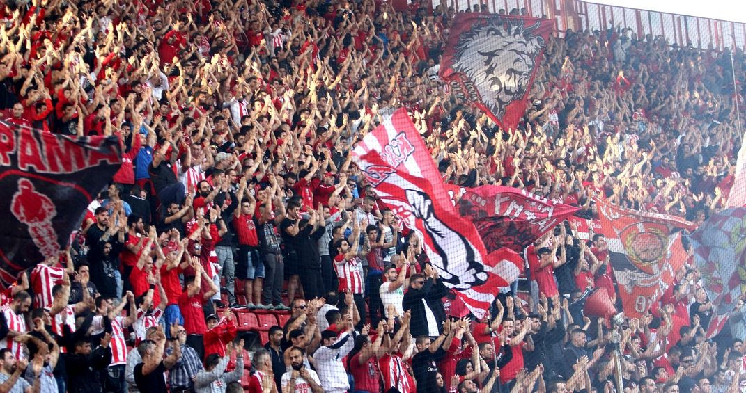 “Ερυθρόλευκος” πανικός στο γήπεδο της Μπαρτσελόνα!