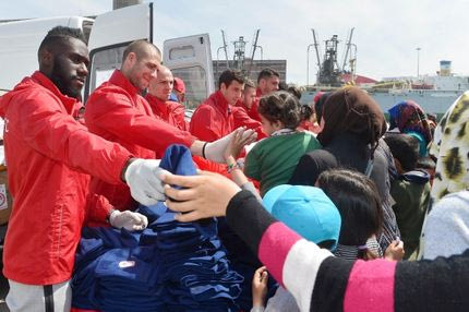 Οι παίκτες του Ολυμπιακού έπαιξαν μπάλα με πρόσφυγες