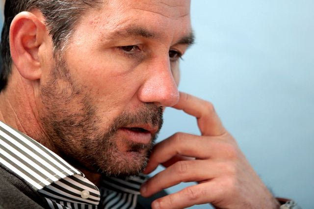 Γιατί όλα τα φώτα πέφτουν στον Ουζουνίδη