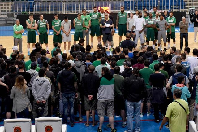 Ο κόσμος του Παναθηναϊκού στο ΟΑΚΑ: Μίλησαν σε Πεδουλάκη και παίκτες